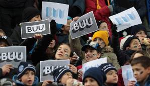 Fans von Inter Mailand halten Schilder der Brothers Universally United Kampagne gegen Rassismus hoch.