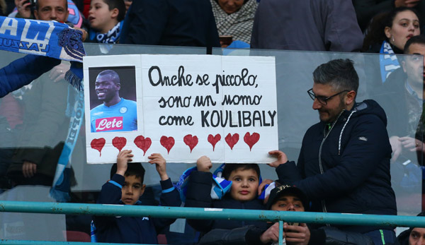Fans unterstützen Kalidou Koulibaly vom SSC Neapel, der wiederholt das Opfer rassistischer Anfeindungen geworden ist.