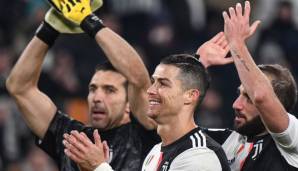 Cristiano Ronaldo (M.) bedankt sich mit seinem Teamkollegen nach dem Spiel bei den Fans.