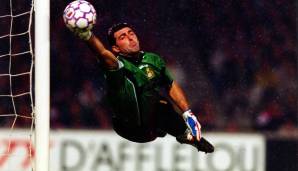 TOR: Gianluca Pagliuca. War damals Kapitän des Teams und spielte zwischen 1994 und 1999 für Inter. Noch im Vorjahr verlor Inter übrigens das UEFA-Cup-Endspiel im Elfmeterschießen gegen Schalke. Pagliuca stand auch bei der WM 1998 für Italien im Tor.