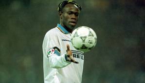 Taribo West. Kam im Jahr des UEFA-Cup-Siegs aus Auxerre nach Mailand. 42-maliger Nationalspieler für Nigeria. 2001/02 für eine Saison beim 1. FC Kaiserslautern in der Bundesliga unterwegs. Später gab es Zweifel an seinem wirklichen Alter.