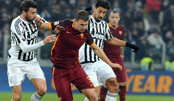 Serie-A-Duell: Sami Khedira (r.) und Andrea Barzagli von Juventus attackieren Roma-Stürmer Edin Dzeko.