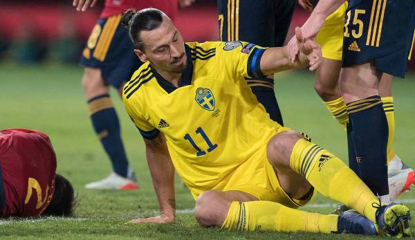 Zlatan Ibrahimovic handelte sich bei einem Foul an Cesar Azpilicueta eine Gelbe Karte ein.