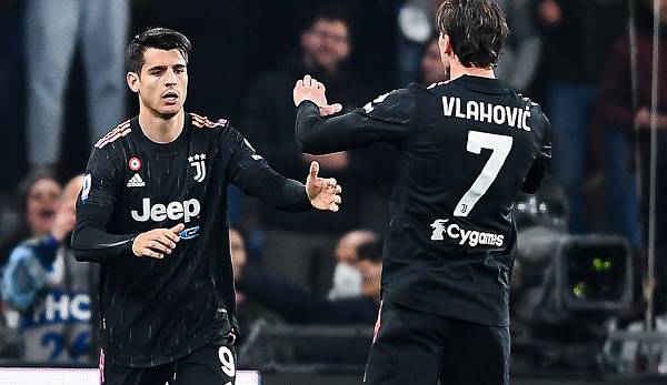 Unter Torjägern: Juve-Neuzugang Vlahovic gratuliert Morata zu dessen Treffer am Samstag in Genua.