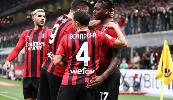 Milans Spieler feiern das frühe 1:0 gegen Genua durch Rafael Leao (r.).