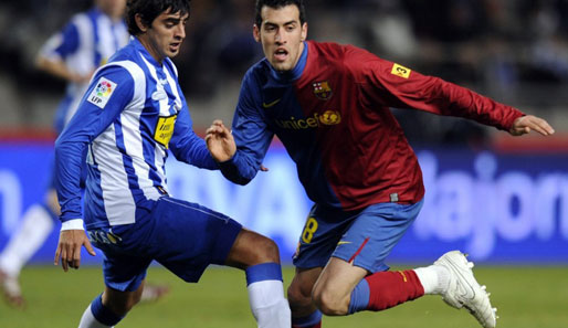 Sergi Busquets (r.) vom FC Barcelona im Duell mit Roman von Espanyol