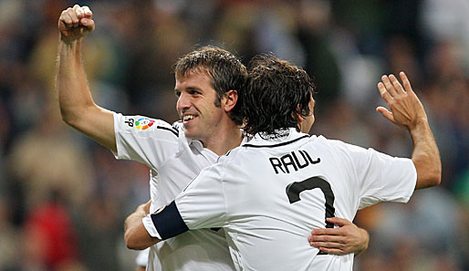 Ein seltenes Bild: Rafael van der Vaart jubelt zusammen mit Raul im Trikot von Real Madrid