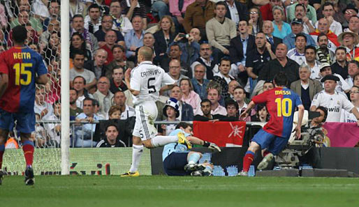Noch in der ersten Halbzeit markiert Lionel Messi (r.) das 3:1 für Barca in Madrid
