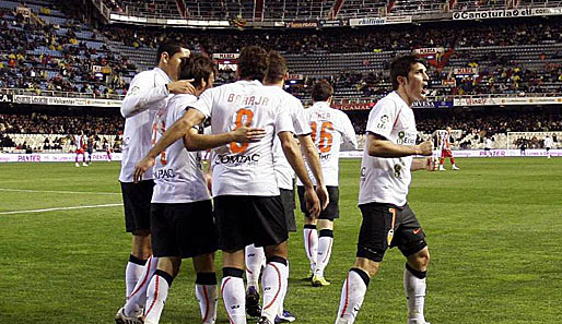 Die Spieler des CF Valencia bejubeln den klaren Sieg über Real Madrid