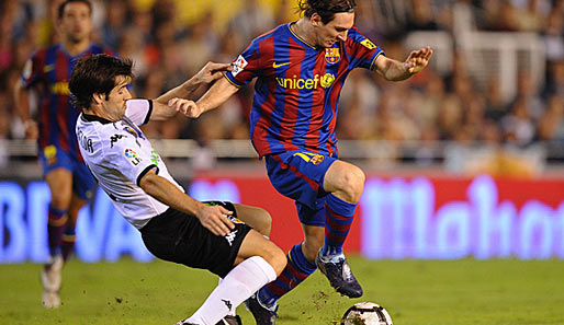 Valencias David Albelda (l.) versucht, Barca-Superstar Lionel Messi zu stoppen