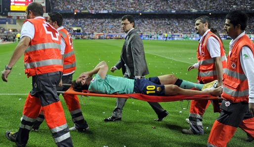 Die Hände über das Gesicht geschlagen: Barcelonas Lionel Messi wird abtransportiert