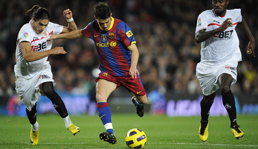 Torjäger David Villa (M.) und sein FC Barcelona wollen Tabellenführer Real Madrid unter Druck setzen
