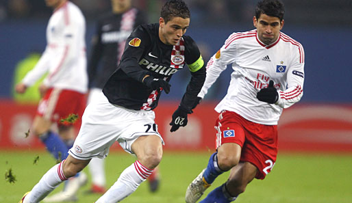 Ibrahim Afellay (l. gegen Hamburgs Rincon) wurde mit PSV vier Mal Meister