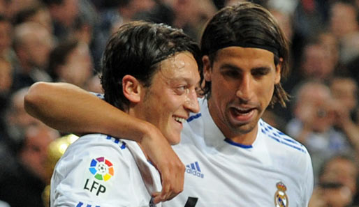 Sami Khedira (r.) und Mesut Özil feiern den 2:0-Sieg über Atletico Madrid