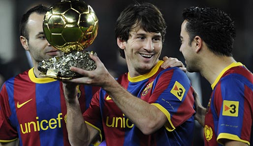 Lionel Messi präsentierte vor dem Match gegen Betis die Ballon-d'Or-Trophäe