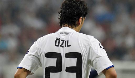Mesut Özil muss seine Trikotnummer vorerst behalten