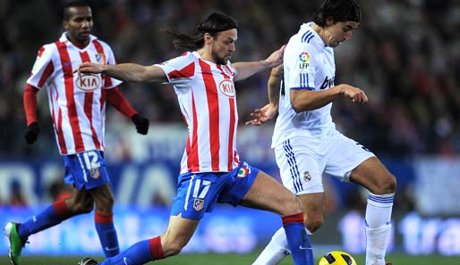 Sami Khedria (r.) verletzte sich im Spiel gegen Atletico Madrid am Knöchel