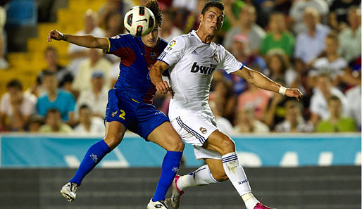 Szene vom 0:0 in der Hinrunde: Levantes Cerra (l.) im Duell mit Cristiano Ronaldo