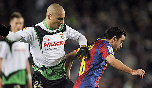 Santander-Spieler Ariel Nahuelpan (l.) im Duell mit Xavi vom FC Barcelona