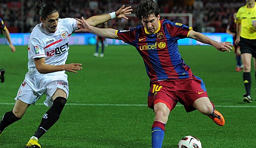 Lionel Messi (r. gegen Caceres) konnte sich nicht wie gewohnt durchsetzen