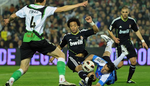 Marcelo traf in dieser Szene das leere Tor nicht. Trotzdem siegte Real in Santander mit 3:1