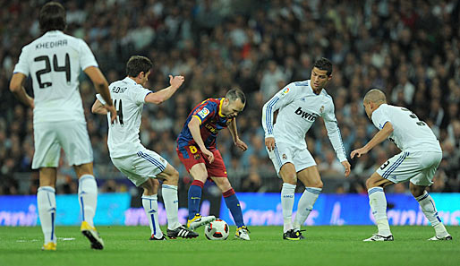 Vier gegen Andres: Barca-Star Iniesta sieht sich vier Real-Spielern gegenüber