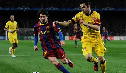 Könnten bald gemeinsam im Camp Nou auflaufen: Cesc Fabregas (r.) und Lionel Messi
