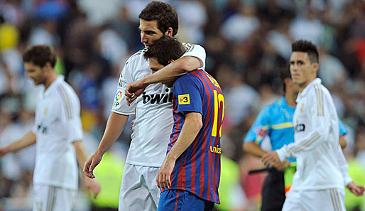 Eigentlich Kumpels, während des Spiels Rivalen: Reals Higuain nimmt Barca-Star Messi in den Arm