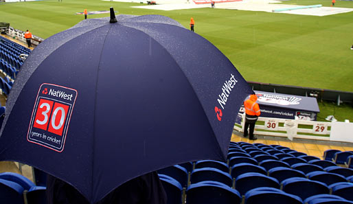 Bei der Partie Granada gegen Mallorca wurde ein Linienrichter durch einen Regenschirm verletzt