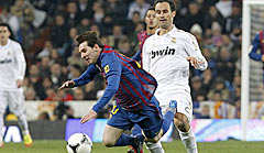 Kreisliga? Clasico? Reals Carvalho (h.) haut Messi in die Beine, der Ball ist längst weit weg