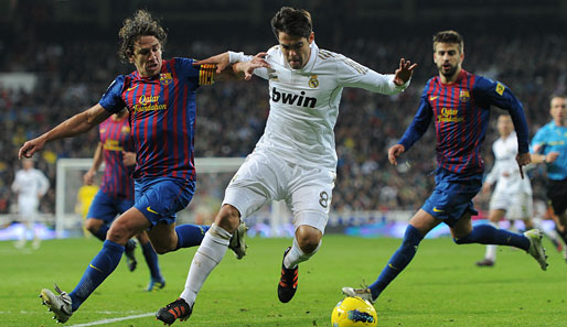 Carles Puyol (l.) und der FC Barcelona gewannen den letzten Clasico souverän mit 3:1