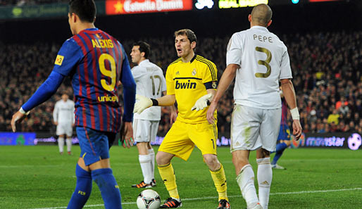 Real-Keeper Iker Casillas (Mitte) konnte ein paar Schiedsrichterentscheidung nicht verstehen
