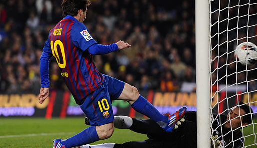 Die Führung für den FC Barcelona: Lionel Messi drückt den Ball zum 2:1 gegen Valencia über die Linie