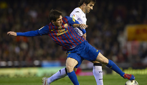 Lionel Messi (l.) vergab in der 56. Minute einen Foulelfmeter