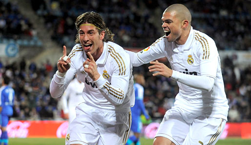 Sergio Ramos (l.) und Pepe liegen mit Real Madrid in der Primera Division klar vorne