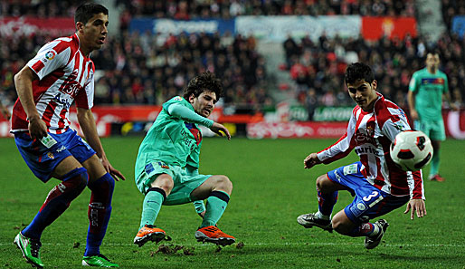 Im Hinspiel hatte Barcas Lionel Messi (2.v.l.) einen schweren Stand gegen die Verteidigung Gijons