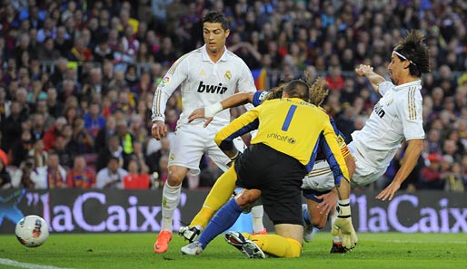 Sami Khedira (r.) erzielt hier das 0:1 für Real Madrid im Clasico