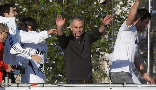 Jose Mourinho lässt sich bei der Meisterparade von Real Madrid vom "Volk" feiern