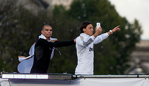 Özil (r.) feiert mit seinem Kollegen Pepe beim Triumphzug durch die Straßen Madrids