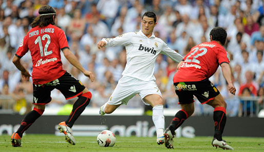Portugals Superstar Christiano Ronaldo (M.) will auch künftig für Real Madrid spielen