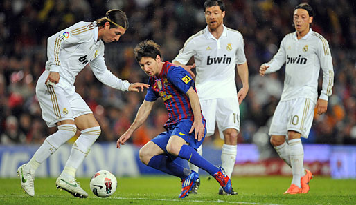 Lionel Messi (2.v.l.) vom FC Barcelona und Mesut Özil (r.) von Real Madrid treffen erneut aufeinander