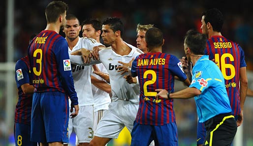 Alltag im Clasico: Spieler von Real Madrid und dem FC Barcelona im Clinch