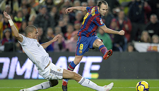 Andres Iniesta (r.) und Pepe treffen in der Liga regelmäßig aufeinander