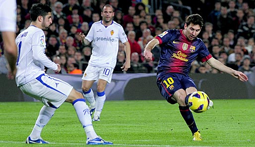 Barcelonas Lionel Messi nimmt vor dem 3:1 Maß