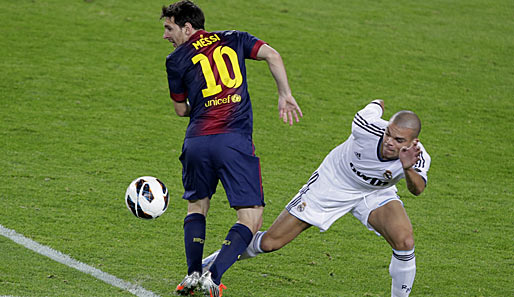 Innenverteidiger Pepe (r.) - hier im Duell mit Barcas Lionel Messi (l.) - wird Real einen Monat fehlen