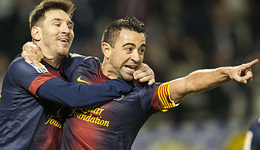 Urgestein Xavi - hier geherzt von Lionel Messi (l.) - bleibt dem FC Barcelona weiterhin erhalten