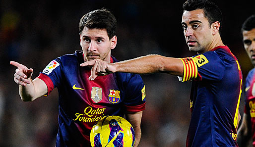 Xavi (r.) wird auch in Zukunft mit Lionel Messi (l.) den Takt im Spiel des FC Barcelona angeben