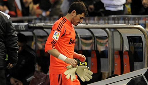 Am 30. März brauch sich Iker Casillas im Pokalspiel gegen den FC Valencia die linke Hand