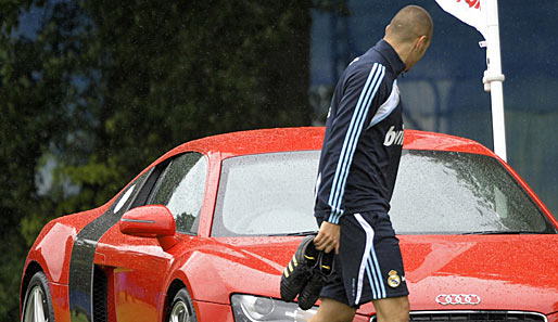 Schöne Autos kann Karim Benzema in den nächsten acht Monaten nur von Außen betrachten