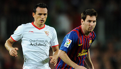 Piotr Trochowski (l.) im Duell mit Lionel Messi vom FC Barcelona